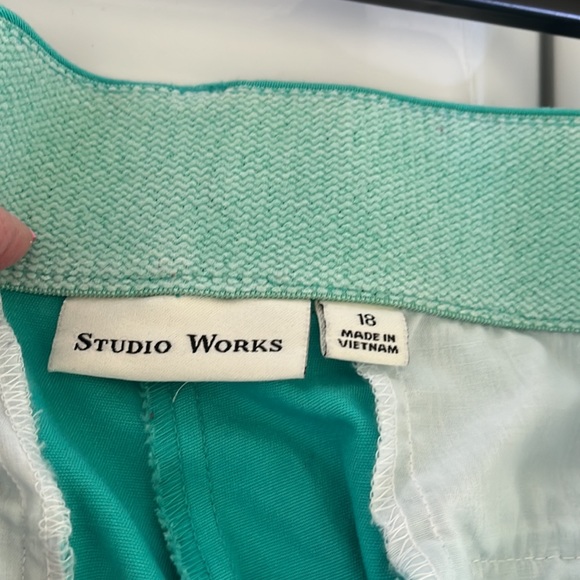 Gently worn capris - Picture 3 of 3